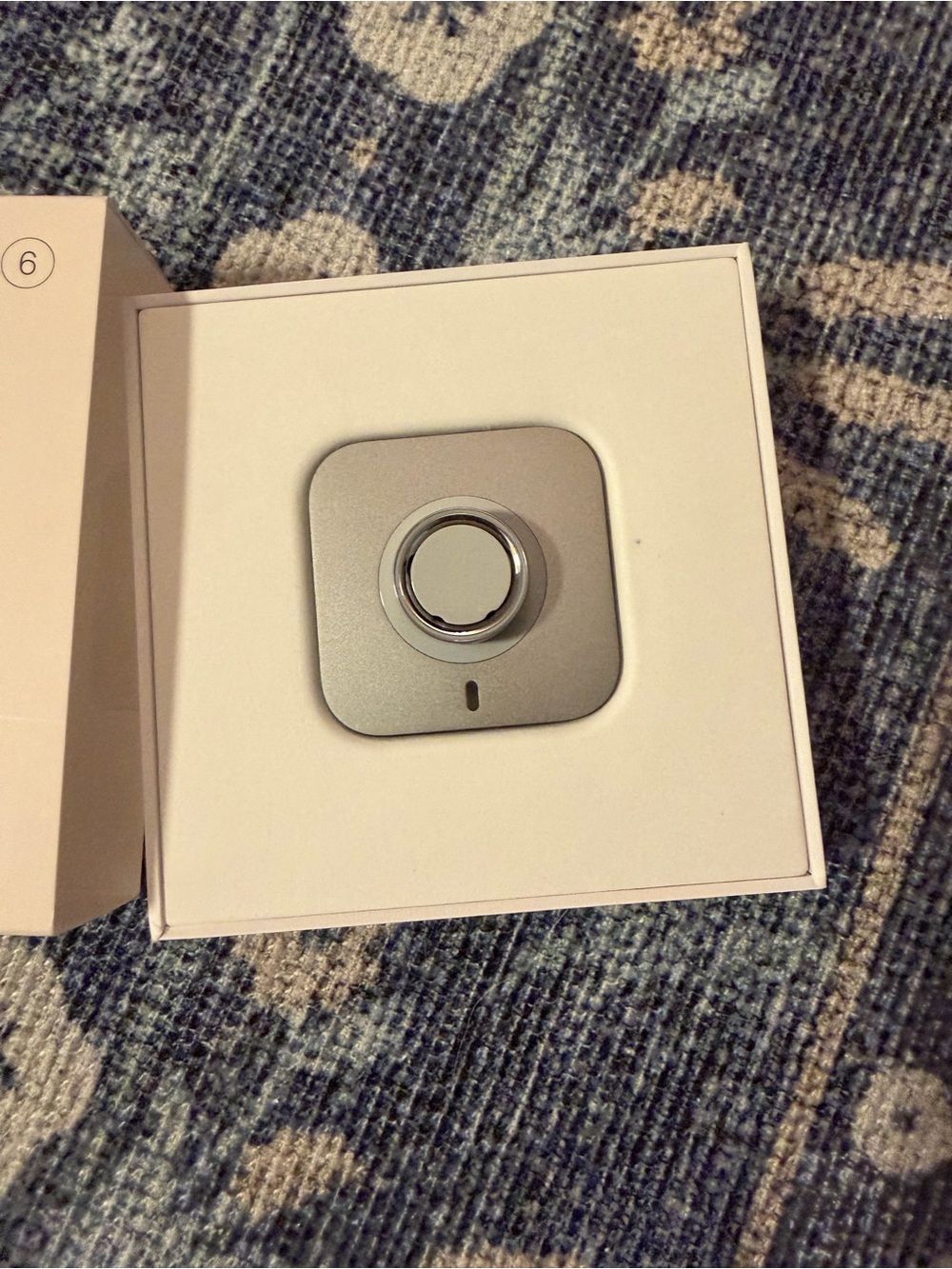 Oura Ring 4 Smart Ring in Silver - Picture 3 of 6